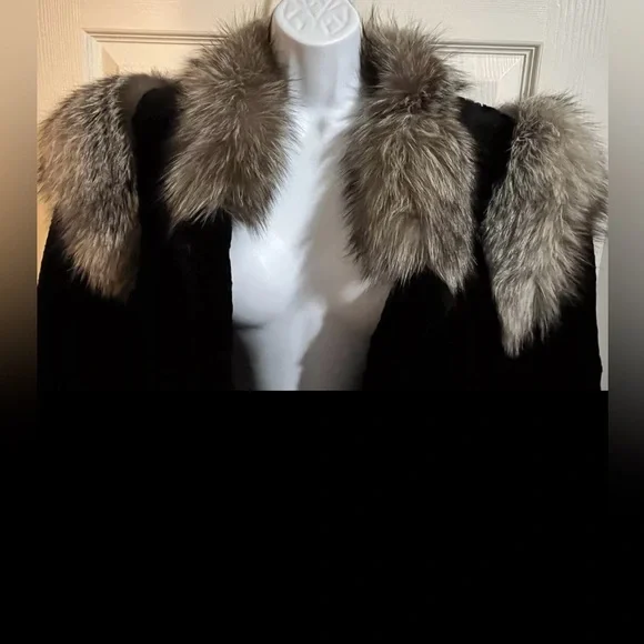 NWOT The fur is sheered muskrat woman’s coat. With detachable hood. - Picture 4 of 9